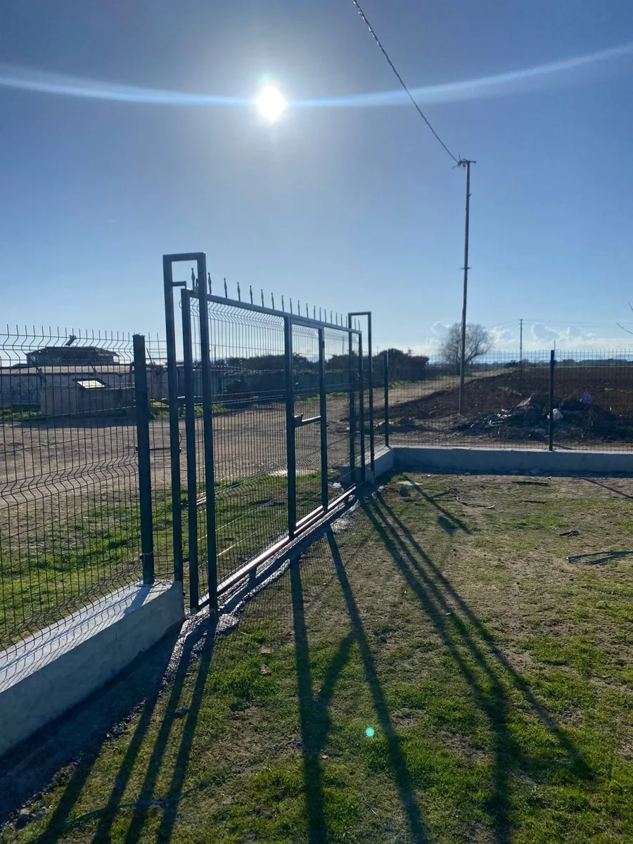 Panel çit kapısı ve çevre hattı
