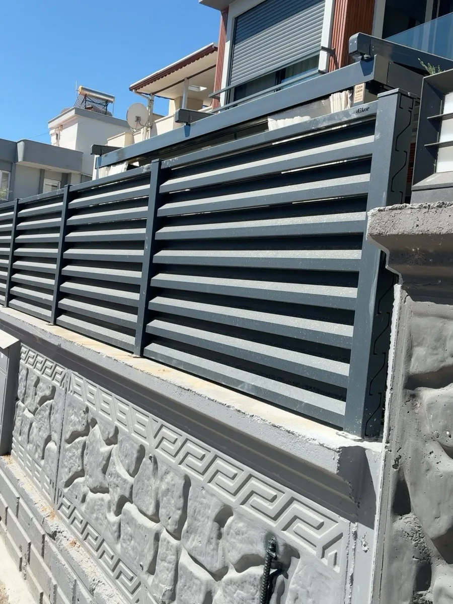 Bahçe duvarı üstünde yatay lamelli panjur korkuluk
