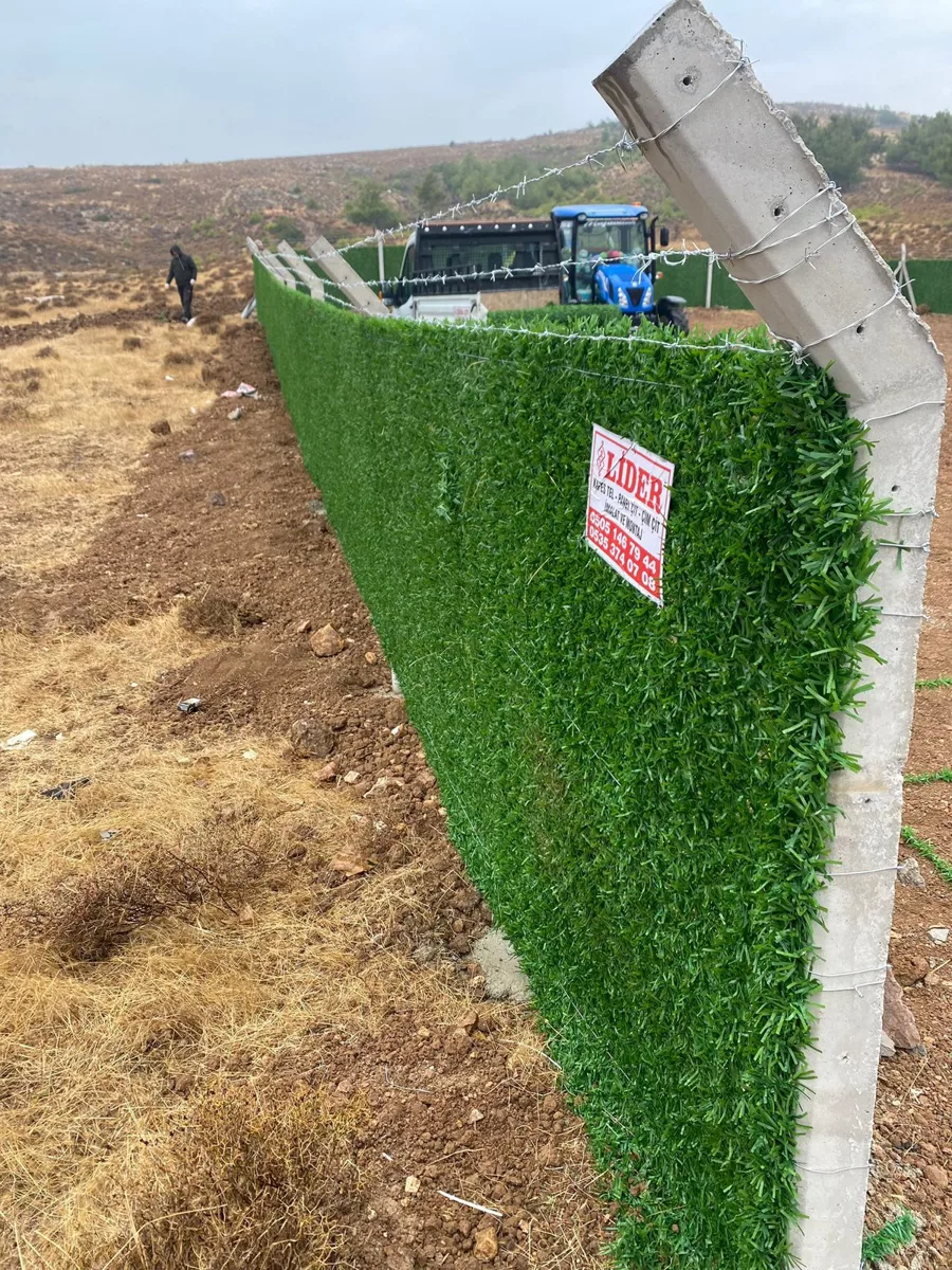 Beton direkli hatta çim çit montajı