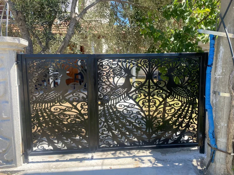 Desenli çift kanatlı metal giriş kapısı