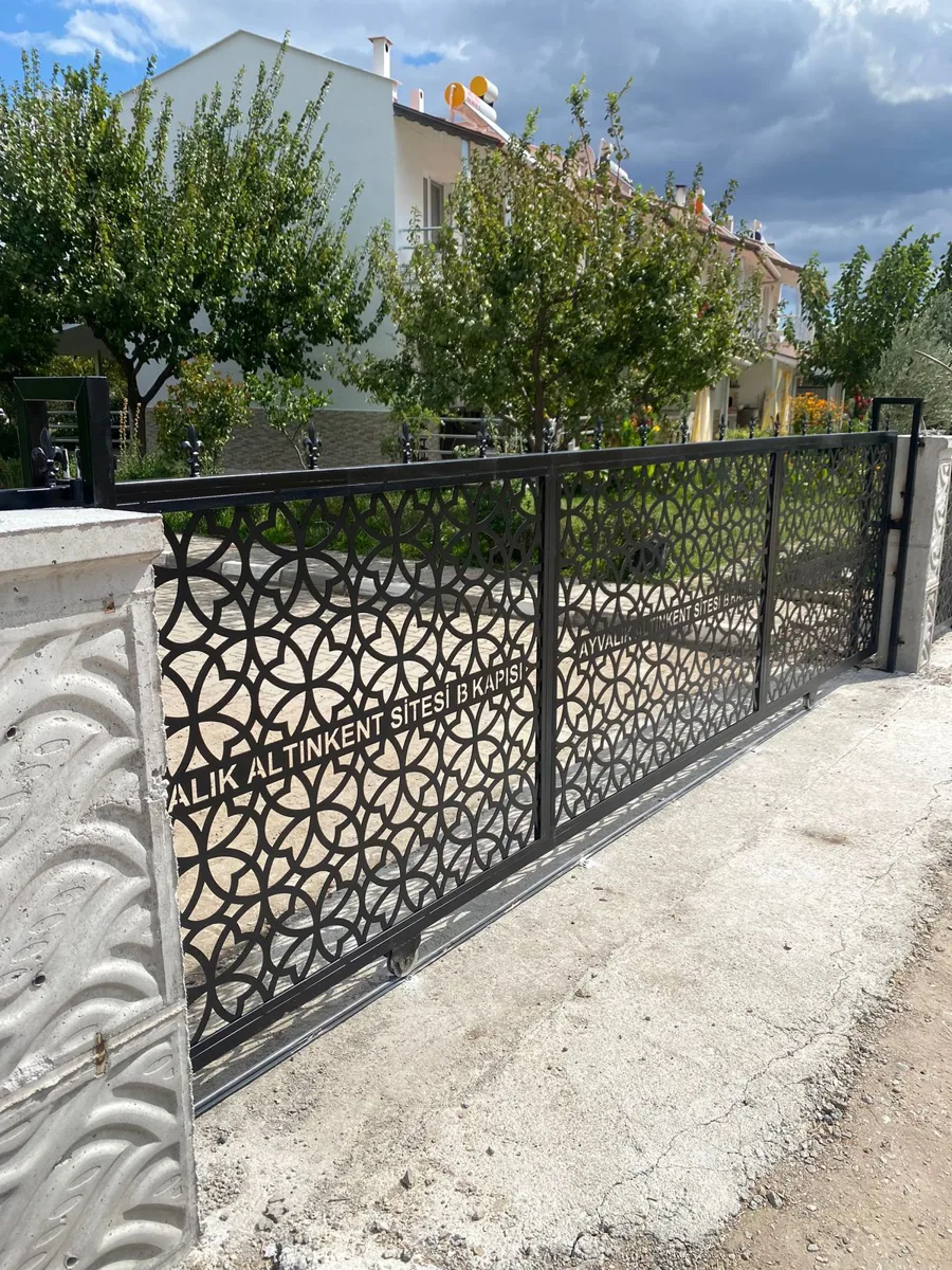 Desenli metal sürgülü bahçe kapısı