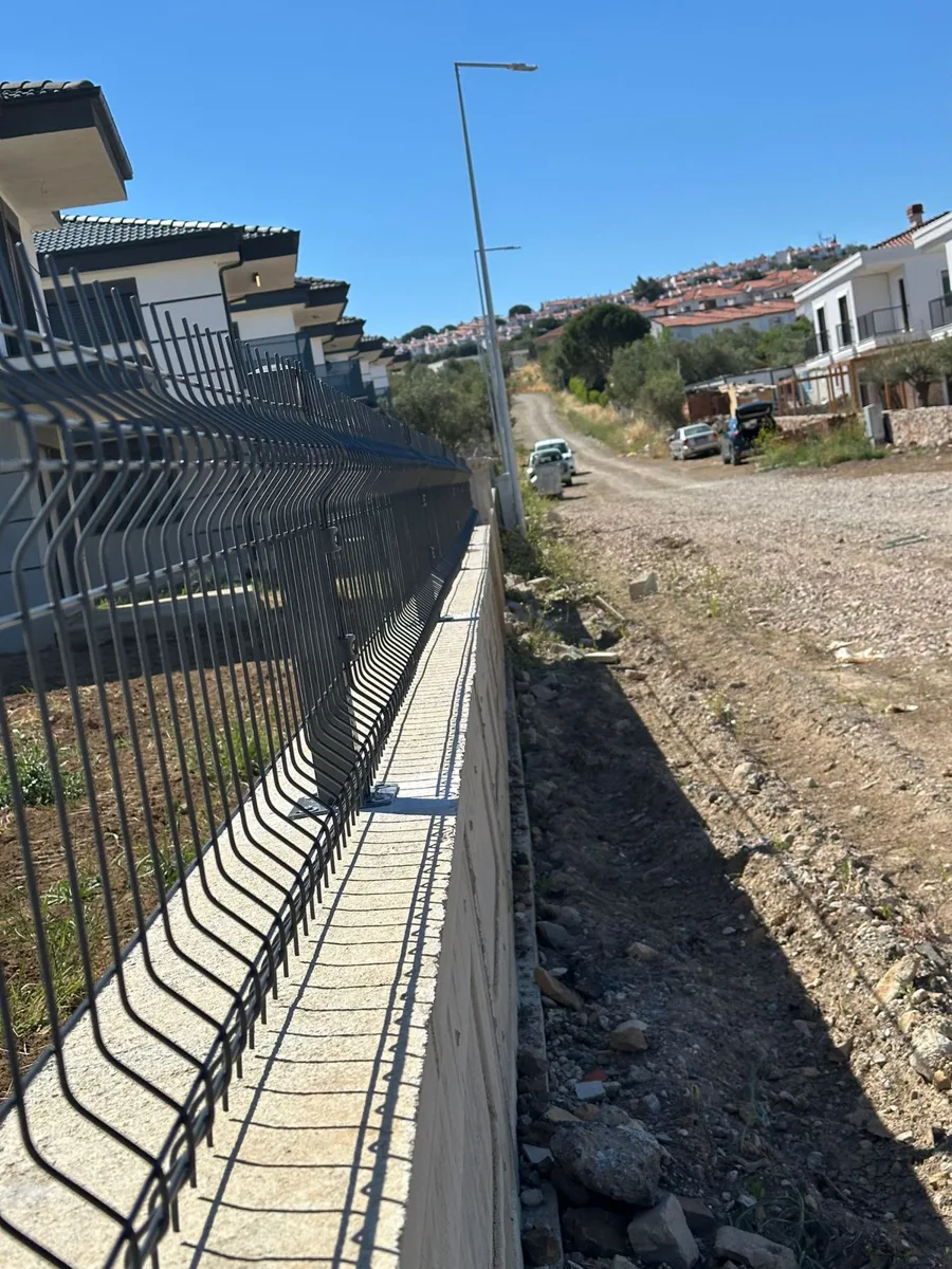 Konut sınırında panel çit