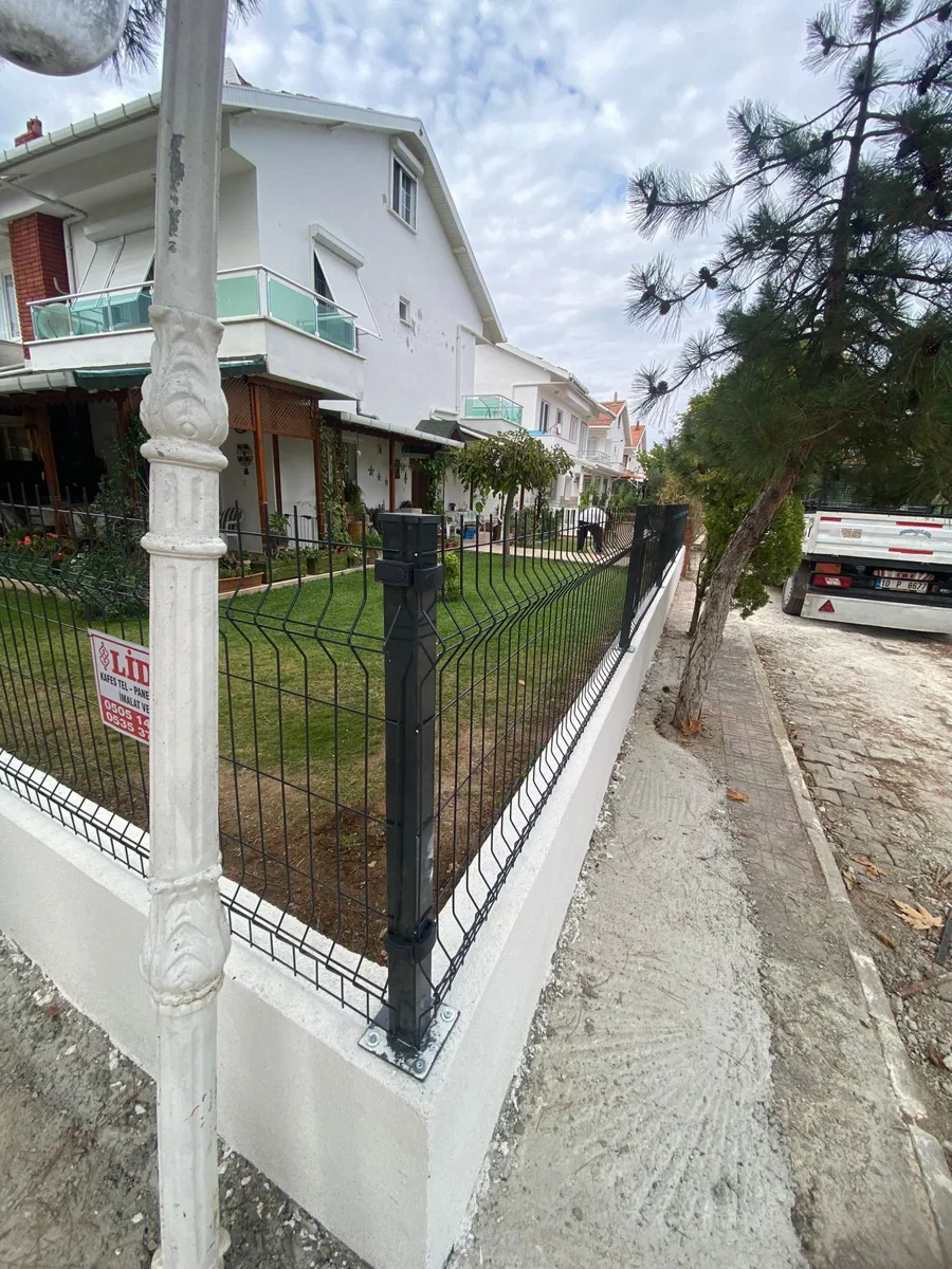 Bahçe duvarı üstünde panel çit