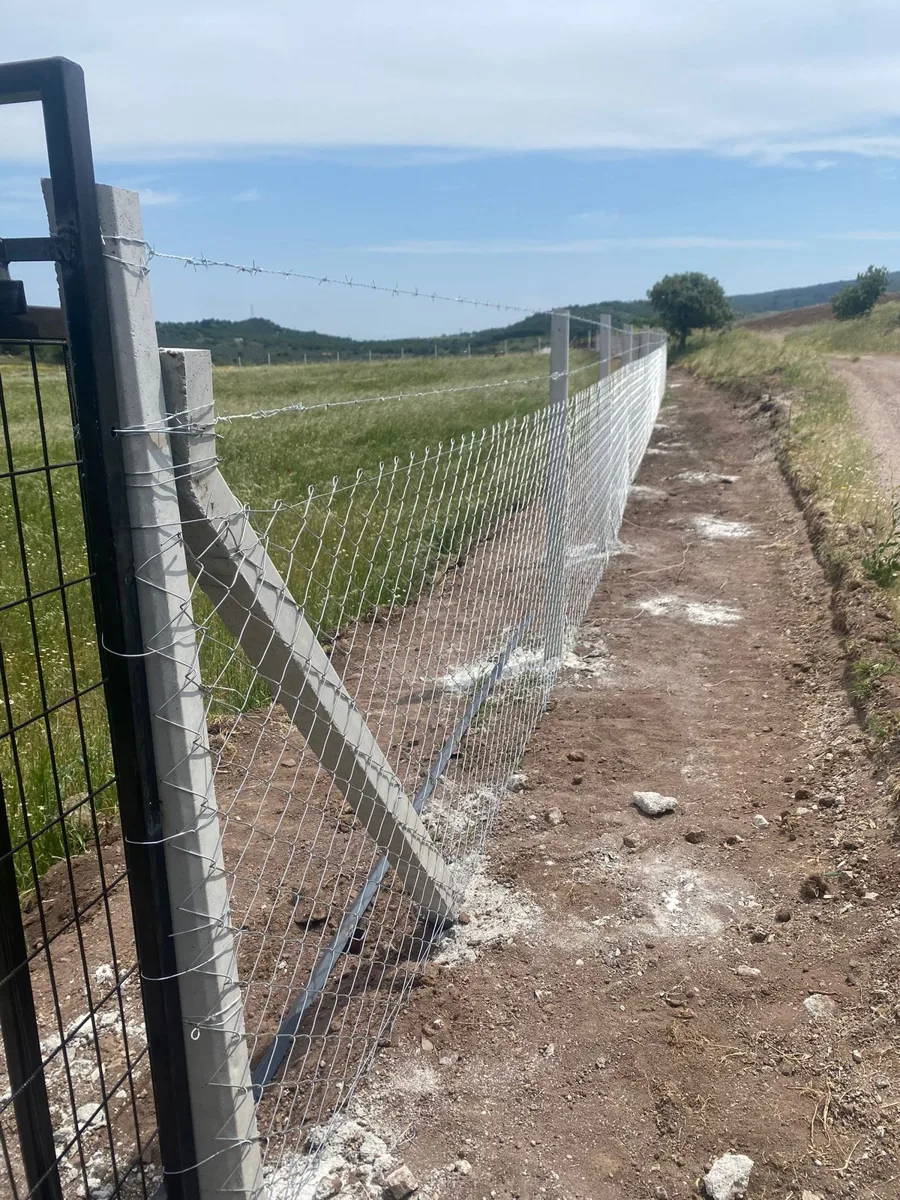 Yeni kurulan beton direkli tel örgü hattı ve gergi payandası