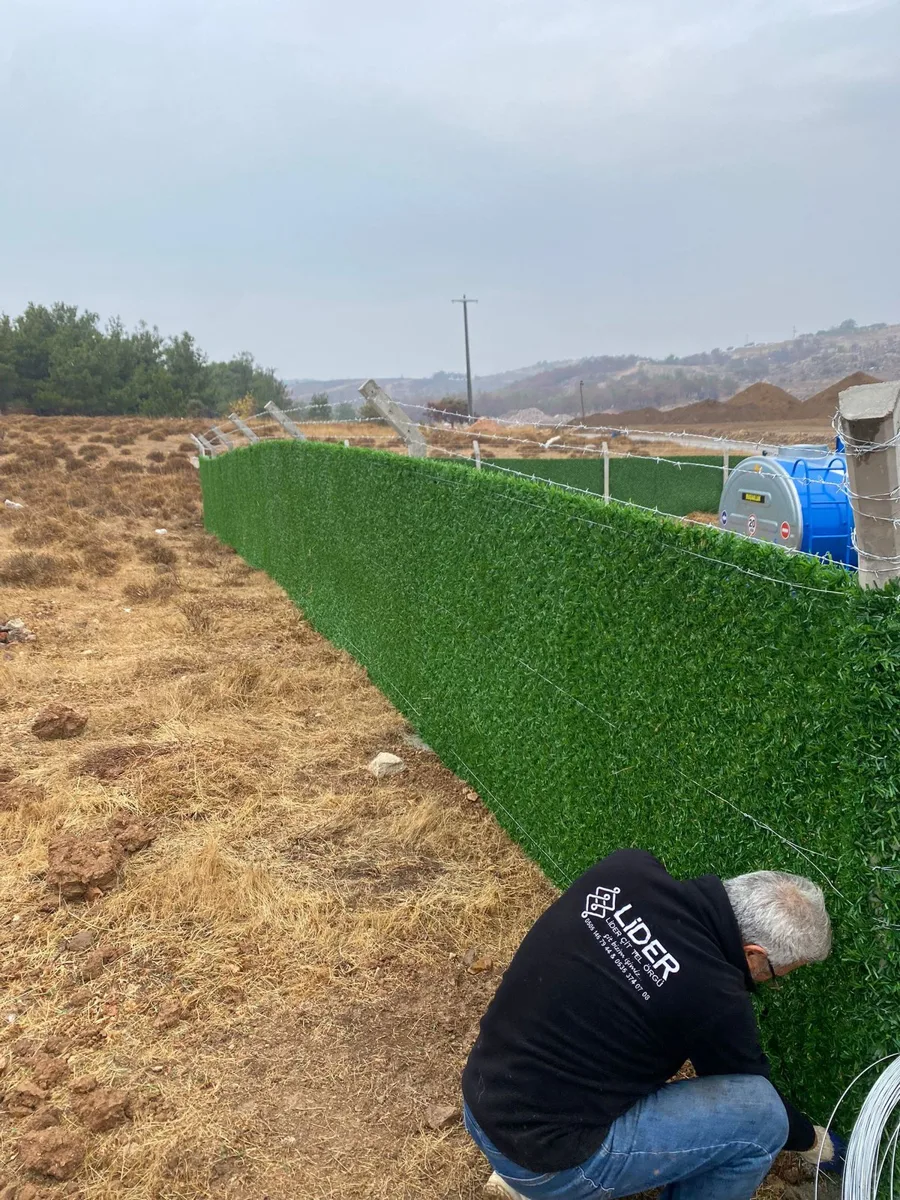 Çim çit montajı sırasında bağlantı işçiliği