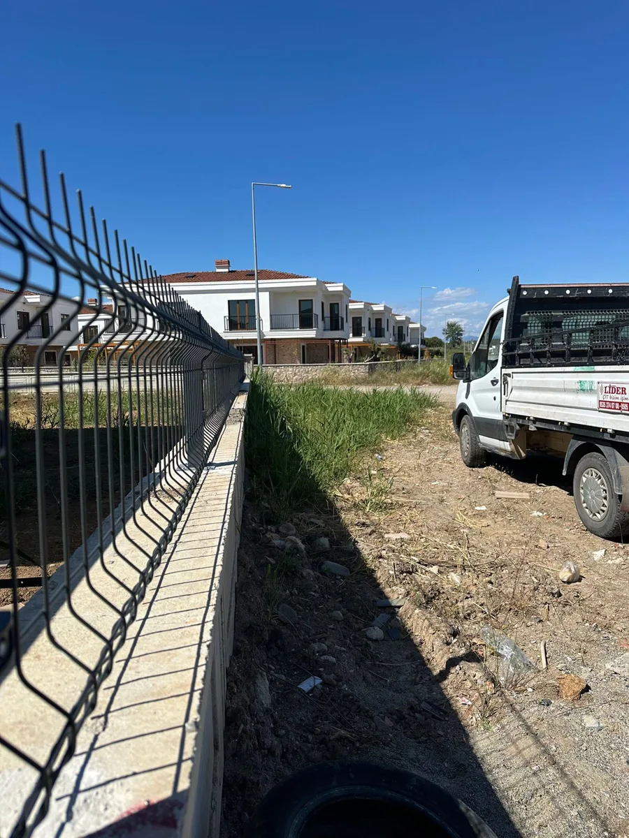Duvar üstü panel çit uygulaması