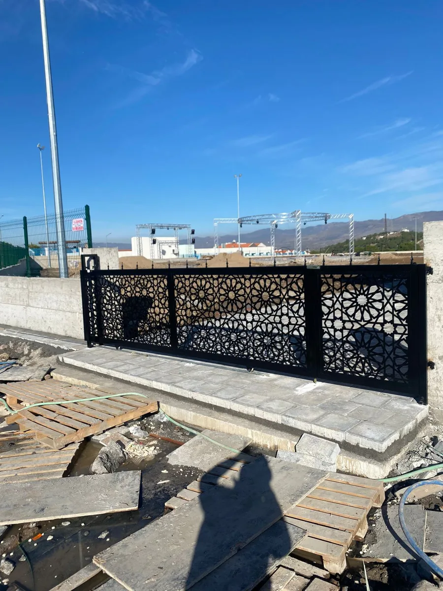 Desenli sürme kapı ve yan duvar
