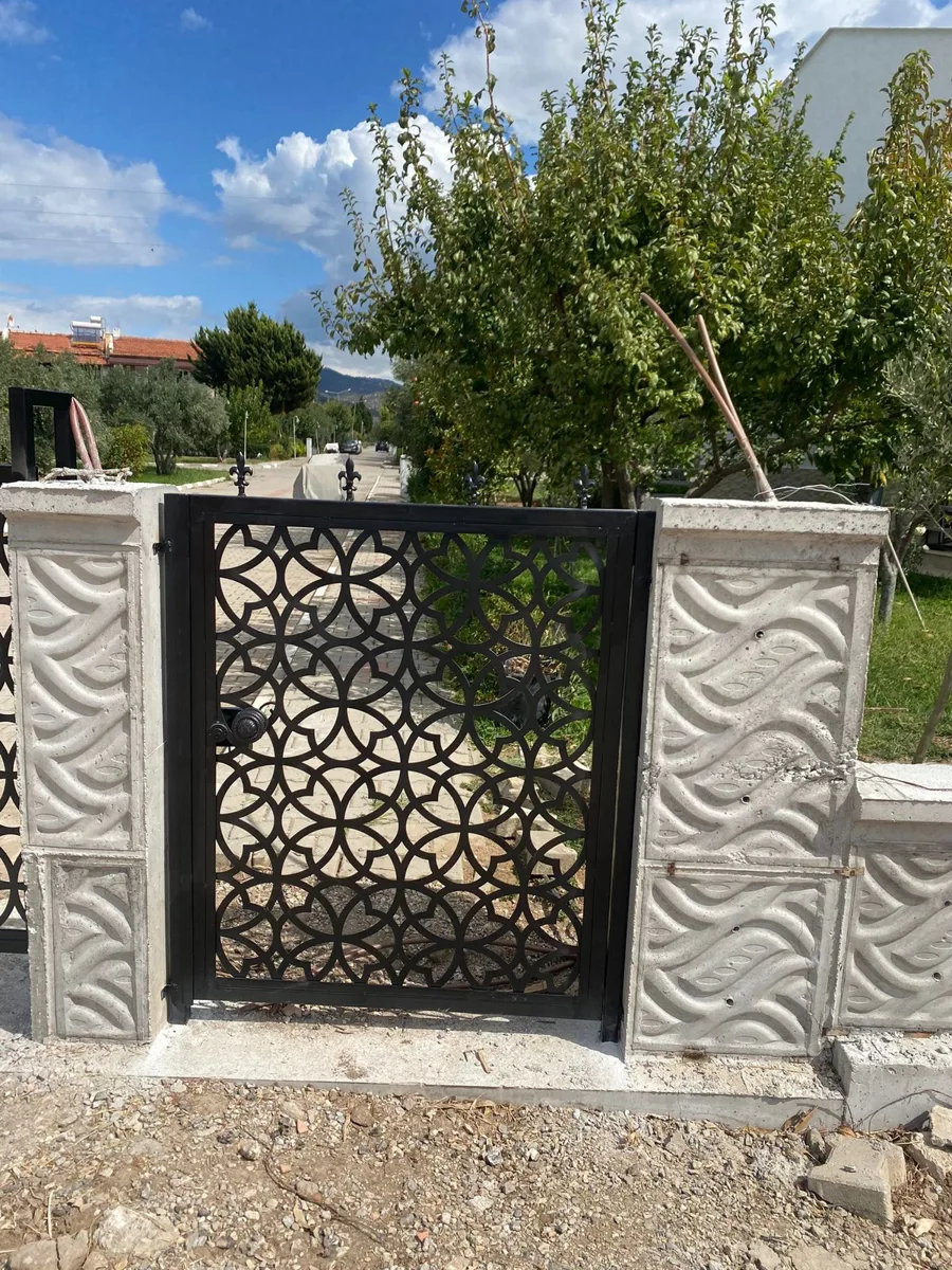 Desenli metal yaya kapısı