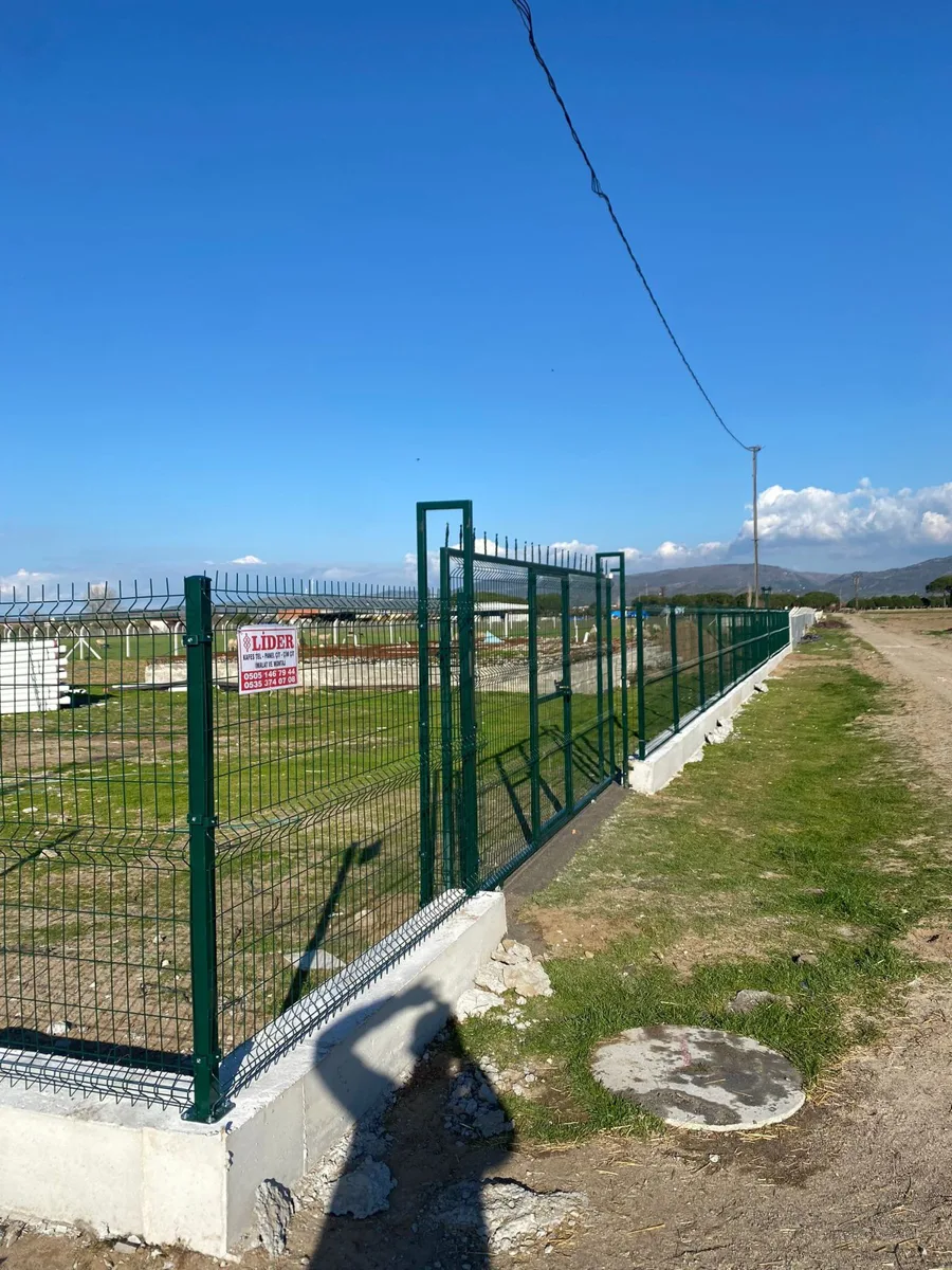 Panel çit hattında kapı kasası