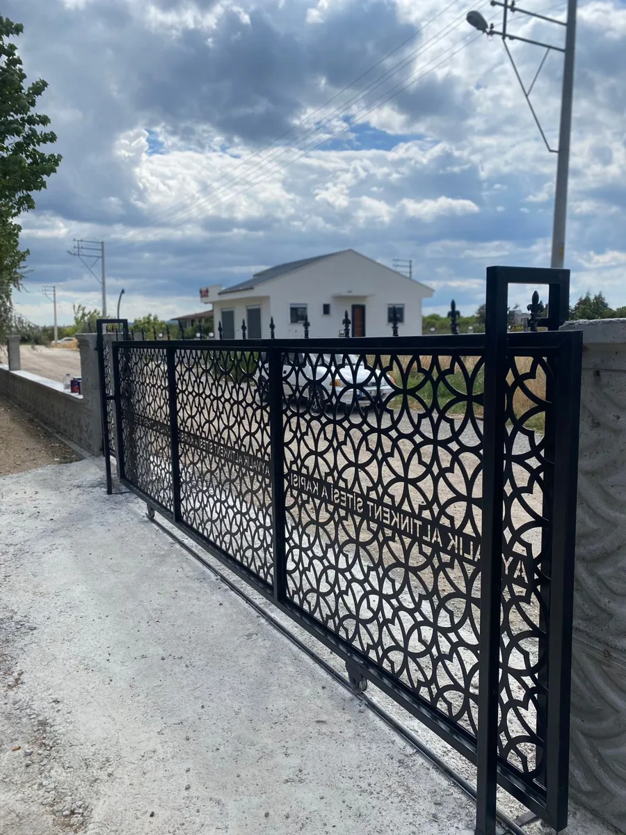 Desenli metal sürgülü kapı
