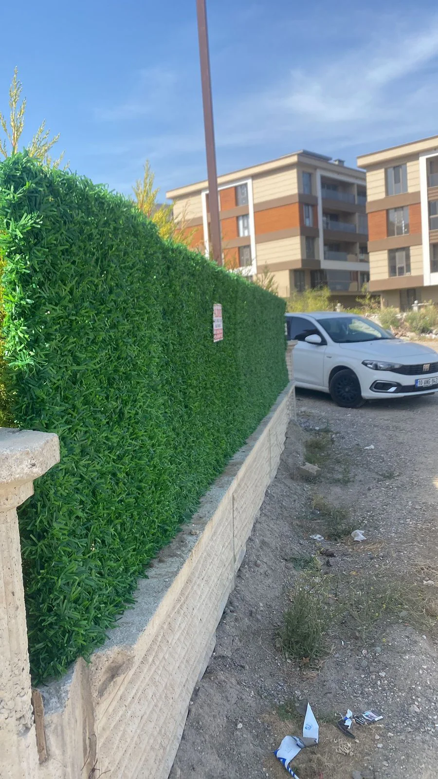 Konut çevresinde duvar üstüne çim çit