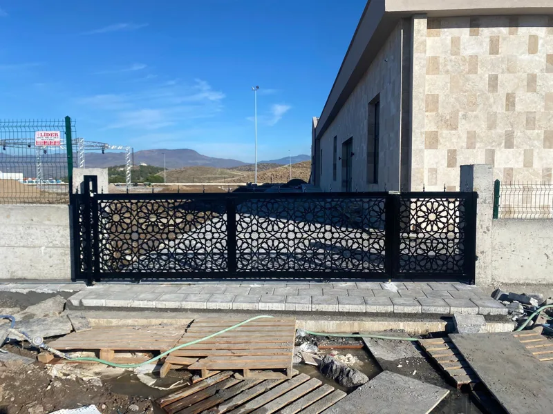 Desenli metal sürme kapı